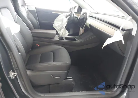 2024 Tesla Model Y Long Range Dual Motor All-Wheel Drive z USA, uszkodzony, nr VIN 7SAYGDEE1RA269195